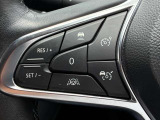 アダプティブクルーズコントロールは、フロントバンパーのレーダーセンサーを使用し、前方の車両の加減速に応じて自動的にスピードを調節、車間距離を維持します。(時速30km以上で使用可能)