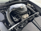 ヤマハと共同開発された4.8L V10エンジンが奏でるサウンドは、まるで楽器のような美しい音色です。