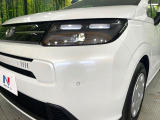 【LEDヘッドライト】悪天候や夜間走行時も良好な視界を確保し安心して運転できる高輝度LEDヘッドライトを装備!点灯速度が早く、消費電力も抑えられています。