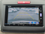 駐車時の安全確認をサポートするバックカメラも使用できます。インターナビで様々な情報を得ることもできます。