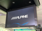 【12.8型フリップダウン】大画面モニターで後席でもエンタメをお楽しみいただけます。家族や友人とお出かけする機会が多い方に大人気です♪