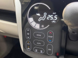 【オートエアコン】一度お好みの温度に設定すれば、車内の温度を検知し風量や温度を自動で調整。暑い&hellip;寒い&hellip;と何度もスイッチ操作をする必要はありません。快適な車内空間には必須の機能ですね♪