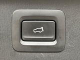 【パワーバックドア】スマートキーや運転席のボタンを押すだけでリアゲートが自動で開閉します!荷物を持っている時や、高い位置にあるバックドアを閉める際に便利な機能です♪