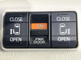 【両側パワースライドドア】スマートキーや運転席のスイッチで後席両側スライドドアの開閉が可能♪電動だから力を入れてドアを開ける必要が無く、小さなお子様でも簡単に開け閉めでき快適です♪