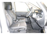 操作性に優れた運転席となります!小物入れや各ボタンの配置にこだわり、使いやすいです!座り心地もよく視認性も良好なのでロングドライブもお任せ下さい!