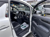 【運転席】座り心地が良いシートなので長時間の運転でも快適にお過ごしいただけます。新品のフロアマットのご注文も可能です。掲載箇所以外にご希望の写真がございましたらお気軽にお問い合わせ下さい。