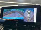 【パノラミックビューモニター】専用のカメラにより、上から見下ろしたような視点で360度クルマの周囲を確認することができます☆死角部分も確認しやすく、狭い場所での切り返しや駐車もスムーズに行えます。