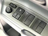 【電動格納ミラー】サイドミラーは電動格納式となっており、狭い駐車場でもキズがつくリスクを抑えられます。