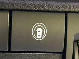 【エマージェンシーブレーキ】走行中に前方の車両等を認識し、衝突しそうな時は警報とブレーキで衝突回避と被害軽減をアシスト。より安全にドライブをお楽しみいただけます。