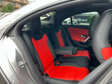 メルセデス・ベンツの定める厳しい基準をクリアしたお車のみをご案内させて頂きます。納車前整備はメーカー規定に基づき当店3Fの指定工場で入念に行なわれます。熟練のメカニックがお客様のお車を整備致します。