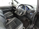 シンプルで使いやすいデザインの運転席です。