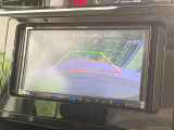 【バックカメラ】駐車時に後方がリアルタイム映像で確認できます。大型商業施設や立体駐車場での駐車時や、夜間のバック時に大活躍!運転スキルに関わらず、今や必須となった装備のひとつです!