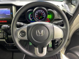 インテリアに合わせたデザインのステアリングは、運転される方のことも考え、運転しやすい形状、大きさです。是非一度、実際に触ってお確かめください。