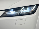 ●LEDヘッドライト:夜間走行時も良好な視界を確保し安心して運転できる高輝度LEDヘッドライトを装備!点灯速度が早く、消費電力も抑えられています。