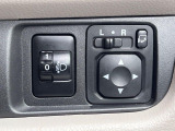 【電動格納ミラー】サイドミラーは電動格納式となっており、狭い駐車場でもキズがつくリスクを抑えられます。
