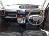 運転席周りのレイアウトをご覧ください。ナビゲーションが綺麗に装着されすっきり収まってますね!