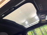 【ガラスルーフ】ガラスルーフ搭載で車内の解放感が一気にアップ!開放的なドライブをお楽しみいただけます。