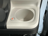 【ホッとカップホルダー】ホットドリンクをちょうどいい温度でキープしてくれる保温機能付きのカップホルダーです。冬の寒い日でも快適なドライブを♪