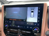 パノラミックビューモニターシステムが付いているので車の上から見た映像が確認できますよ。 一目で車両周辺の情報を確認できますが、直接安全をご確認下さい。