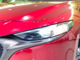 【LEDヘッドライト】悪天候や夜間走行時も良好な視界を確保し安心して運転できる高輝度LEDヘッドライトを装備!点灯速度が早く、消費電力も抑えられています。