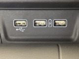 エアコン操作パネルの下に、スマートフォンなどの充電可能なUSB端子が2個、音源などの外部入力の可能なUSB端子が1個ついています。移動中に充電もできるので便利です。