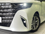 【LEDヘッドライト】悪天候や夜間走行時も良好な視界を確保し安心して運転できる高輝度LEDヘッドライトを装備!点灯速度が早く、消費電力も抑えられています。