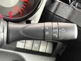 【オートライト(AUTO)】外の明るさをシステムが感知して、自動でヘッドライトが点灯します。ヘッドライトをつけ忘れを防ぐ便利機能です。
