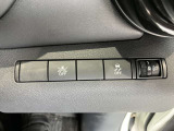 車線逸脱警報装置付きです!フロントカメラによりレーンマーカーを検知し、意図せずに走行車線から逸脱しそうな場合、メーター内のディスプレイ表示とブザーで注意を喚起します。