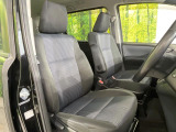 運転席まわりには十分なスペースがあり、大柄な方でもゆったり運転していただける環境です。