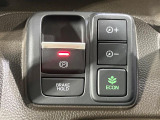 【電動パーキングブレーキ】パーキングブレーキは便利な電動式!ボタン一つで操作でき、アクセルを踏めば自動で解除されます♪レバーやペダルが無いので運転席廻りもすっきりしますね♪