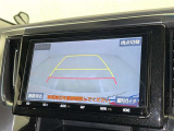 バックモニター付なので後退時に後方が見えるので安心。 車は構造上、死角がたくさんなので万が一を考えると必須ですね。 あくまで補助の為の装備、バックは目視で確認する事が重要ですよ。