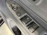 【電動格納ミラー】サイドミラーは電動格納式となっており、狭い駐車場でもキズがつくリスクを抑えられます。