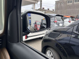 BSW(後側方車両検知警報)ブザーとともに、ブレーキを制御することで車両をもとの車線内に戻すような力を短時間発生させ、車両との接触を回避するようドライバーのステアリング操作をアシストします。
