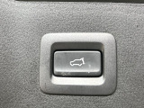 【パワーバックドア】スマートキーや運転席のボタンを押すだけでリアゲートが自動で開閉します!荷物を持っている時や、高い位置にあるバックドアを閉める際に便利な機能です♪