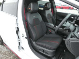高級感のある上質なニスモ専用シートです。前席にはシートヒーターが付いています。また運転席はパワーシートになります。