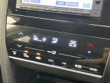 【オートエアコン】一度お好みの温度に設定すれば、車内の温度を検知し風量や温度を自動で調整。暑い&hellip;寒い&hellip;と何度もスイッチ操作をする必要はありません。快適な車内空間には必須の機能ですね♪
