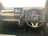 車内は光触媒抗菌消臭施工済です。スタイリッシュなデザインで暖かみのあるインパネ周りを演出します。グローブボックスやカップホルダーのほかにトレーなどたくさんの収納スペースが装備されています。