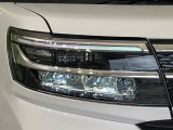 【LEDヘッドライト】悪天候や夜間走行時も良好な視界を確保し安心して運転できる高輝度LEDヘッドライトを装備!点灯速度が早く、消費電力も抑えられています。