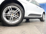 ●純正19インチアルミホイール:輸入車ならではの卓越した走りを支えるホイールと足回りです!日本車の走りに慣れている方にもぜひ体感して頂きたいほど、高いレベルでまとまっています!