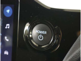 スマートキーを携帯していればキーを取り出さずにドアを施錠&解錠。クルマの始動も可能です。