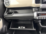 【グローブボックス】大容量のグローブボックスです!!車検証ケース他、日頃使う小物類の収納スペースもたくさんあります!