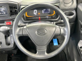 インテリアに合わせたデザインのステアリングは、運転される方のことも考え、運転しやすい形状、大きさです。是非一度、実際に触ってお確かめください。