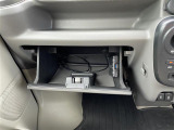 【グローブボックス】大容量のグローブボックスです!!車検証ケース他、日頃使う小物類の収納スペースもたくさんあります!