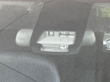 【トヨタセーフティセンス】走行中に前方の車両等を認識し、衝突しそうな時は警報とブレーキで衝突回避と被害軽減をアシスト。より安全にドライブをお楽しみいただけます。