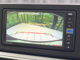 【バックカメラ】駐車時に後方がリアルタイム映像で確認できます。大型商業施設や立体駐車場での駐車時や、夜間のバック時に大活躍!運転スキルに関わらず、今や必須となった装備のひとつです!