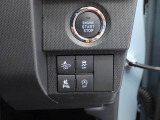 安全装置関連スイッチが運転席正面のインパネ下にあります。また、プッシュボタン式エンジンスイッチにより、鍵は室内にあれば、ボタンひとつでエンジンON。夜とかも、いちいち鍵穴を探さなくても大丈夫。