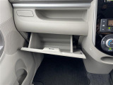 【グローブボックス】大容量のグローブボックスです!!車検証ケース他、日頃使う小物類の収納スペースもたくさんあります!
