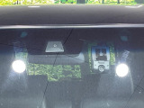 【ホンダセンシング】走行中に前方の車両等を認識し、衝突しそうな時は警報とブレーキで衝突回避と被害軽減をアシスト。より安全にドライブをお楽しみいただけます。