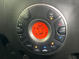 【オートエアコン】一度お好みの温度に設定すれば、車内の温度を検知し風量や温度を自動で調整。暑い&hellip;寒い&hellip;と何度もスイッチ操作をする必要はありません。快適な車内空間には必須の機能ですね♪