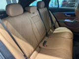メルセデスのシートは少し硬めになっております。長時間の運転の際、適度な反発があることでお尻や腰の負担を減らす効果が御座います。
